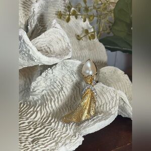 Vintage Elegant Faux Pearl and Gold-tone Brooch Signed C Puccini